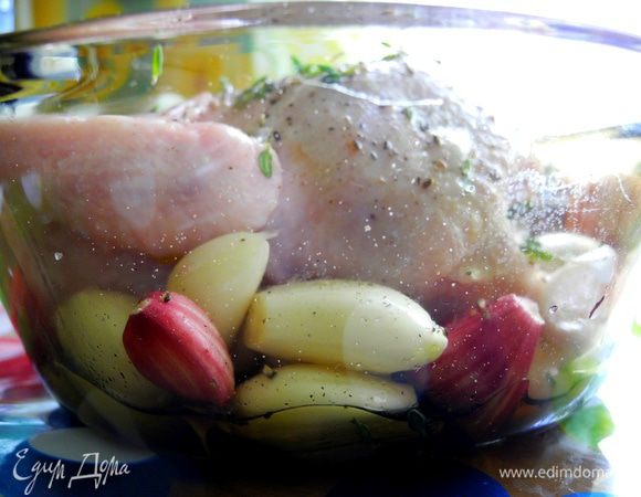 В огнеупорную форму насыпать слой   зубчиков чеснока (молодой можно не очищать, а старый, на мой взгляд, лучше очистить), залить вином, сверху положить цыпу и поставить в холодную духовку, которую затем разогреть до 190-200 градусов Цельсия. Цыпленка я готовила около часа, если возьмете курицу, то надо готовить по времени больше (1,5 часа).