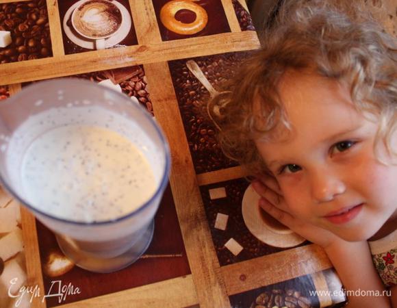 Для крема и глазури взбейте сметану с сахаром, добавьте мак и ещё раз взбейте.