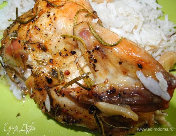 Получается ооочень вкусно! И соус хорош))) Поскольку курица получается очень ароматная, то в качестве гарнира прекрасно идёт отварной рис. Можно размять зубчики чеснока и намазать на хлеб вместе с соусом, вкусно даже в холодном виде))) Bon appetit!