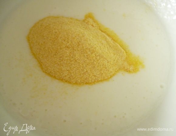 Еще один вариант теста для любителей кукурузной муки.В кефир добавить соду,дать постоять 5минут,затем добавить 2 столовые ложки кукурузной муки,перемешать ложкой,дать еще постоять 5 минут.