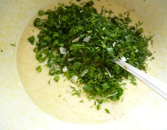 Добавить мелко нарезанную зелень, соль и перемешать.