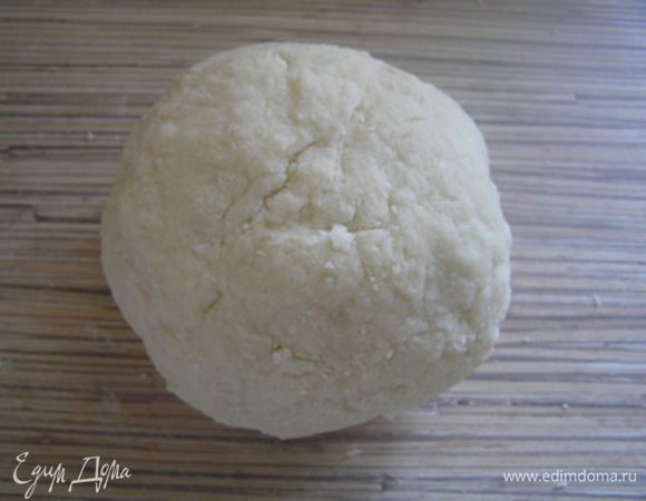 Творог смешать с яйцом, сахаром, разрыхлителем и мукой, замесить мягкое тесто.
