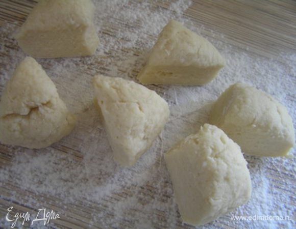 Тесто для удобства разделить на 6-8 частей,
