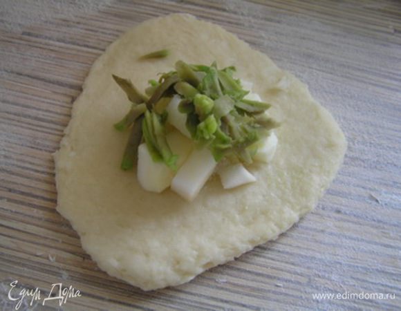 каждую раскатать в кружок, выложить начинку из авокадо (натереть на терке) и/или яблока (нарезать кубиками), посыпать сахаром или солью,