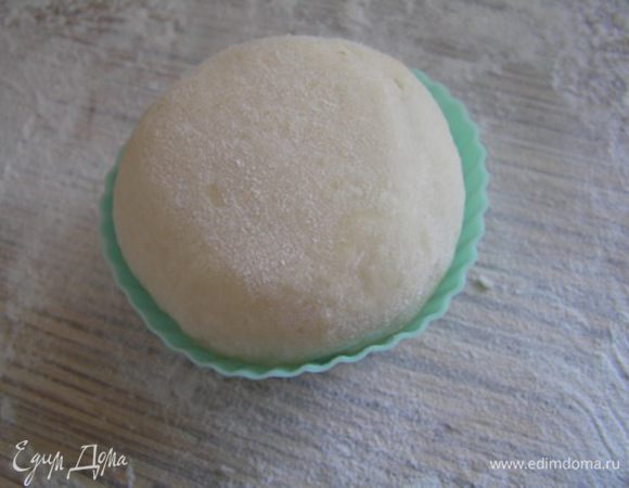 перевернуть "узелком" вниз и выложить в формочки для кексов.

