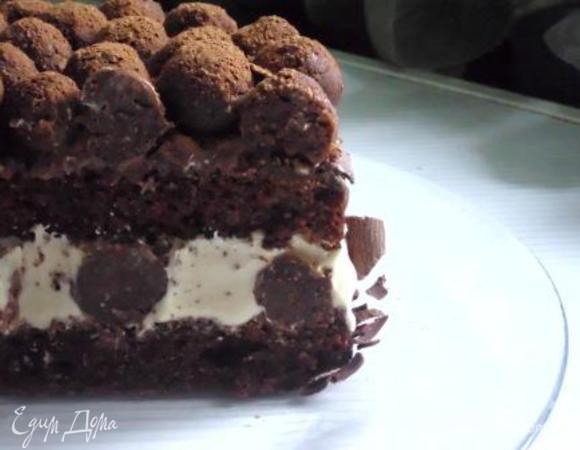 Разрезать торт лучше горячим ножом.