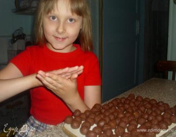 Этот процесс можно ускорить, позвав маленьких помощников, очень полезно - развивает моторику :) Пироженки отправить в холодильник.
