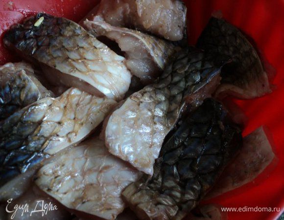 Рыбу почистить, разделать на филе со шкуркой и порезать на порционные кусочки. Посыпать солью и приправой для рыбы, дать постоять 10-15 мин.
