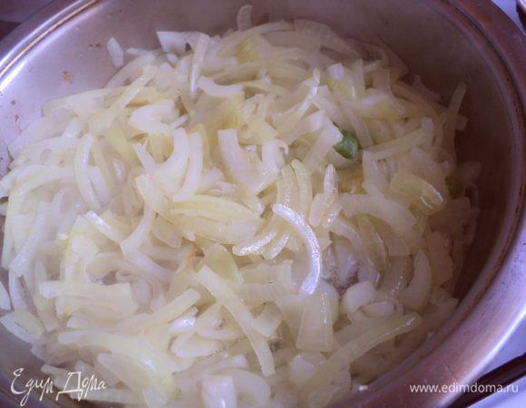 Для маринада лук порезать четверть кольцами и припустить до мягкости в сковороде на растительном масле.