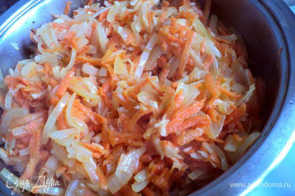 Добавить натертые морковь, корень петрушки и сельдерея, потушить 10 мин.