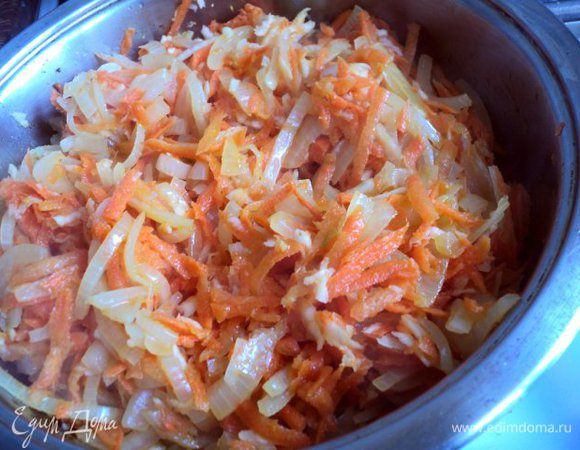 Добавить натертые морковь, корень петрушки и сельдерея, потушить 10 мин.