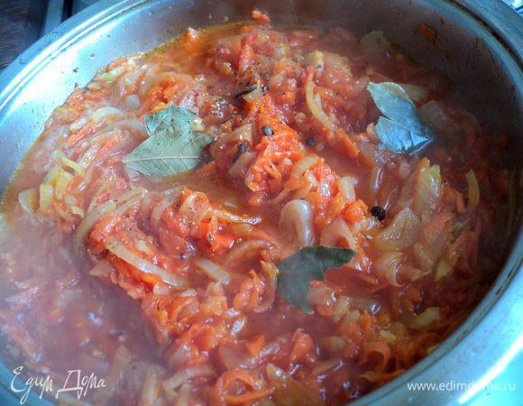 Добавить томатную пасту, соль по вкусу, сахар, потушить 5 мин. Затем добавить горячей воды или рыбного бульона, специи и  кипятить на небольшом огне 10 мин.