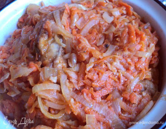 Жареную рыбу выложить слоями в сотейник, поливая маринадом. Хорошо прогреть 5 мин. Охладить до комнатной температуры и выдержать в холодильнике 2-3 часа.