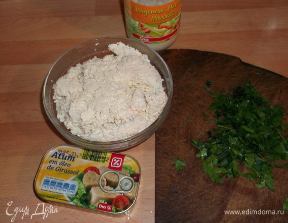 с тунца сливаем масло, смешиваем все продукты добавляем майонез.. готово!