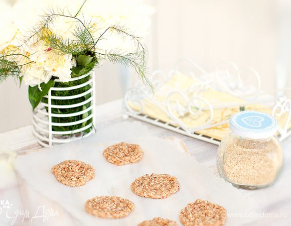 Во время выпекания печенье чуть расползется вширь.