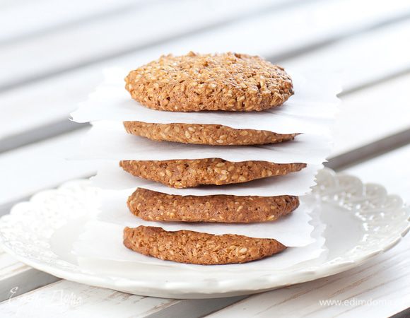 После выпекания сразу же снять печенье с помощью лопатки и выложить на плоскую тарелку для остывания.