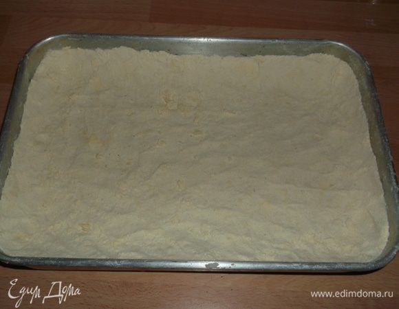 Разогреваем духовку до 170–180°C и начинаем готовить, натираем маргарин на крупной терке, добавляем муку и соду. Перетираем в крошку быстренько и без фанатизма. Большую часть выкладываем в форму, разравниваем по поверхности и утрамбовываем руками, формируя бортики
