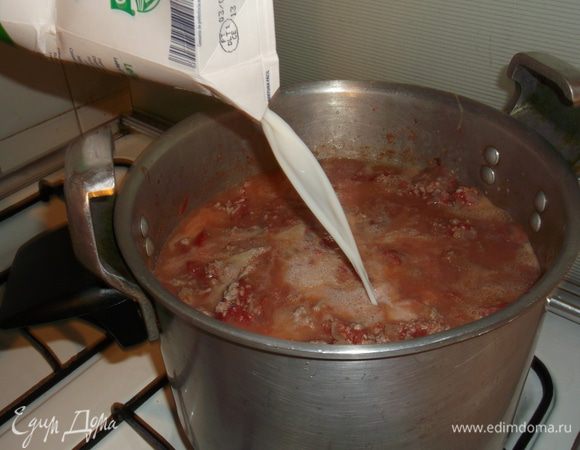 премешиваем и опять оставляем на 5 мин.,затем добавляем молоко,даём закипеть закрываем крышкой,делаем маленький огонь и тушим(не падайте)час-полтора,муж говорит всё должно развалиться и пропитаться