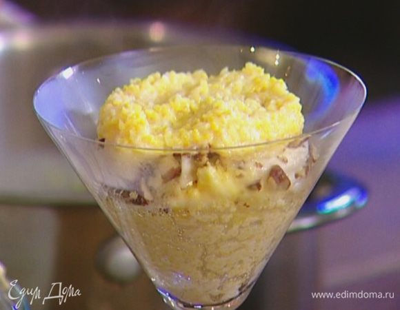 В прозрачные бокалы выложить слоями кукурузную кашу, 1 ст. ложку крема из маскарпоне, немного орехов, затем снова слой каши и крема. 