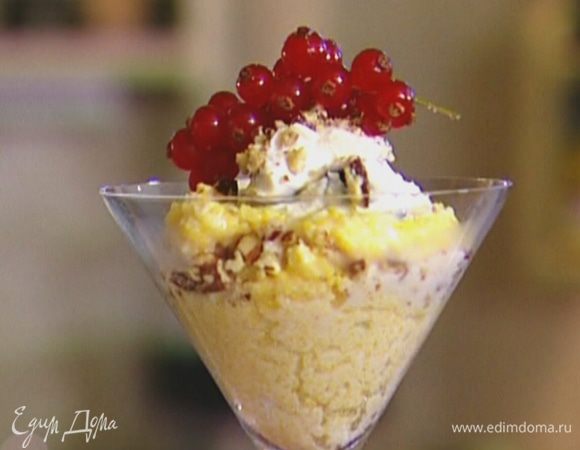 Присыпать орехами и украсить веточкой смородины.