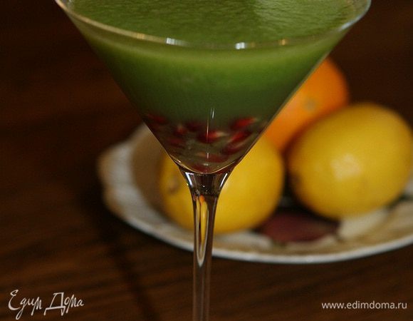 Перелить сок в бокал, добавить зерна граната и подавать.