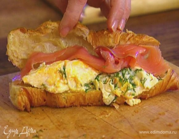 На одну половинку каждого круассана выложить яичную массу и пару кусочков семги, затем накрыть второй половинкой. 