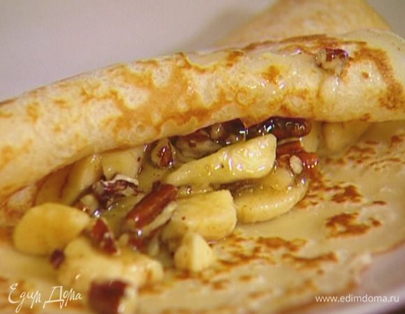 На одну половину каждого блинчика положить немного банановой начинки, прикрыть второй половиной и посыпать сахарной пудрой.