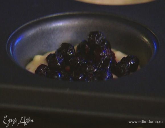 Заполнить формы тестом меньше чем наполовину. В каждую формочку выложить по 1 ч. ложке черники, а сверху еще немного теста. 