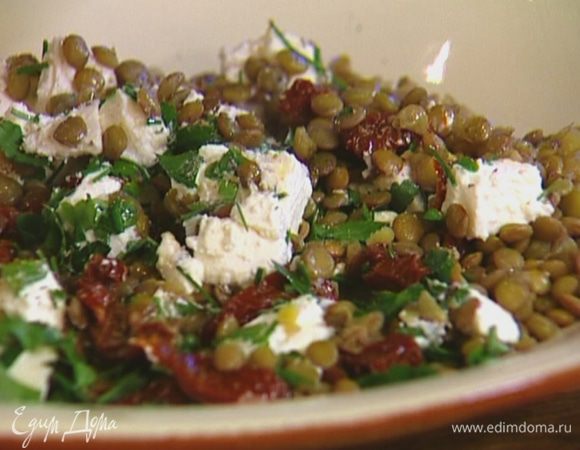 Выложить чечевицу на блюдо, поперчить и посолить.