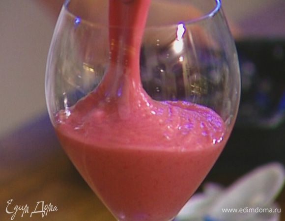 Влить 1/2 стакана апельсинового сока и йогурт, все взбить.