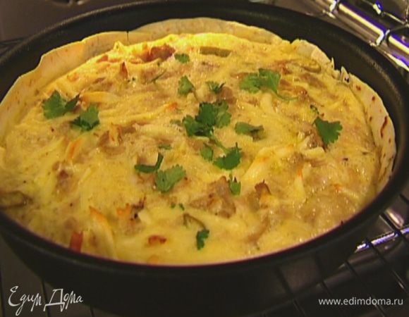 Кинзу мелко порубить и посыпать готовый пирог.