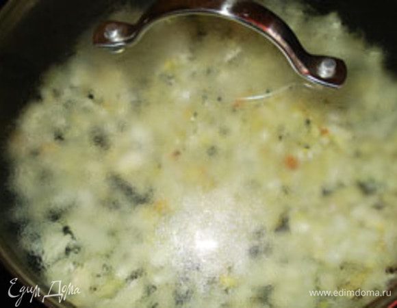 Сковороду накрыть крышкой и тушить лук на маленьком огне 20 минут, периодически помешивая. Лук должен стать мягким и прозрачным.