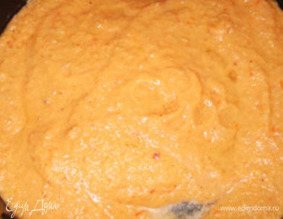 Готовый лук выложить в блендер, туда же положить очищенный чеснок, влить воду или бульон, добавить порезанные томаты и специи( соль и перец, у меня была смесь перцев). Все взбить до однородного состояния.Соус вылить в сковороду и прогреть до начала закипания.