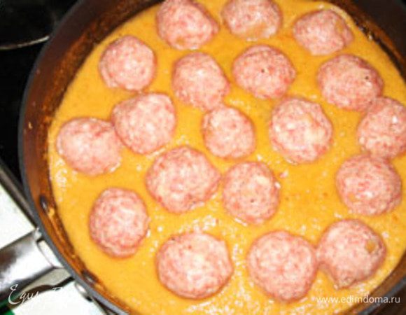 Фрикадельки опустить в луковый соус. Сковороду закрыть крышкой и тушить при слабом кипении 15-20 минут.