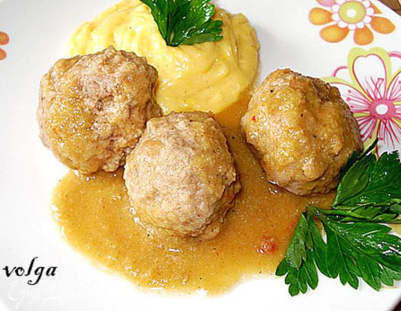 Подавать фрикадельки с соусом, посыпав мелко нарезанной зеленью.