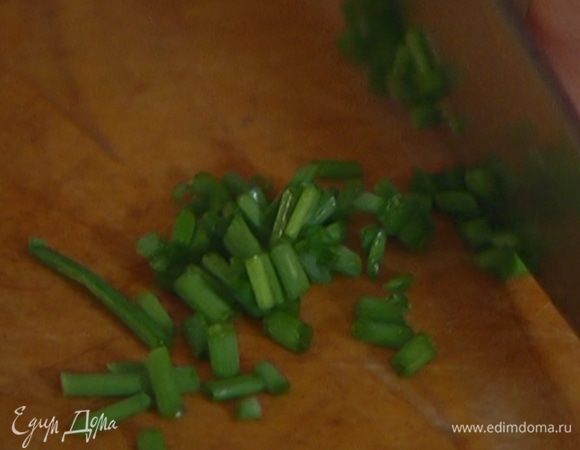 Шнитт-лук мелко нарезать.