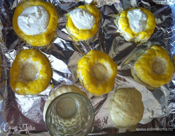 Когда шарики немого подошли,нужно придавить их дном стакана, что бы получились углубления для начинки.