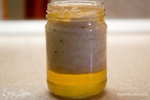 Чтоб приготовить смородиновый сироп необходимо с помощью соковыжималки отжать сок из белой смородины. Добавить в сок сахар и перемешать. Оставить , чтоб сахар растворился. В это время на соке образуется пена.
