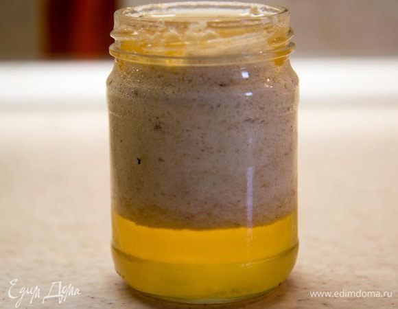 Чтоб приготовить смородиновый сироп необходимо с помощью соковыжималки отжать сок из белой смородины. Добавить в сок сахар и перемешать. Оставить , чтоб сахар растворился. В это время на соке образуется пена. 