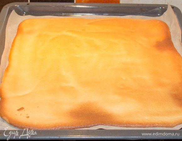 Выпекать в предварительно разогретой до 180 градусов духовке 12 минут. Вынуть корж из духовки и дать остыть.