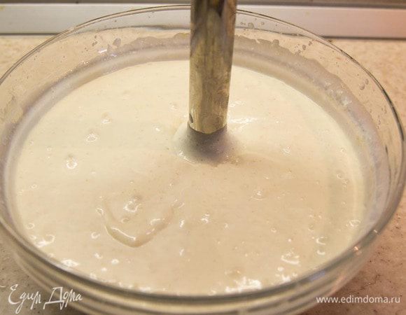 Пока выпекается корж, готовим крем. Творог, смородиновый сироп вместе с пеной взбить блендером в пышную массу. Отдельно распустить желатин в 0,25 ст. воды и добавить в крем.