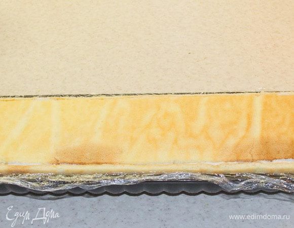 Выливаем вторую половину крема и закрываем прямоугольником, который служит дном полена.