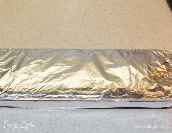 Закрываем форму фольгой и убираем полено в холодильник часа на 3-4, для застывания крема.