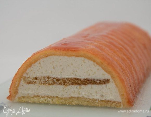 Готовим глазурь. Для этого увариваем смородиновый сироп примерно в течение 10минут. Добавляем прямо в нее желатин и размешиваем , чтоб желатин распустился.
Вынимаем из холодильника наше полено и с помощью столовой ложки равномерно поливаем наше полено глазурью. Убираем в холодильник примерно на полчаса, чтоб глазурь схватилась и стала желейной консистенции.
