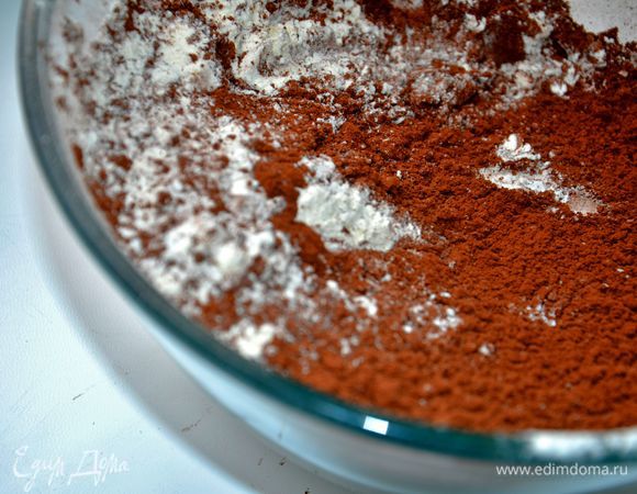 Муку просеять с какао, добавить все сухие ингредиенты. Перемешать.