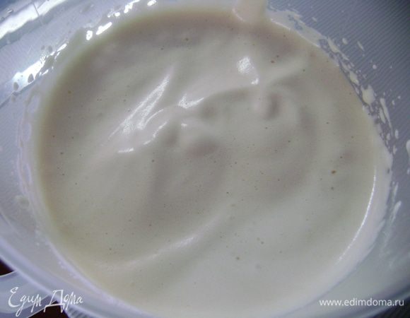 Для бисквита взбить яйца с сахаром до пышной однородной косистенции и увеличения примерно в 5-6 раз