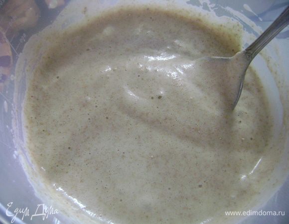 Аккуратно размешивая, добавить по чайной ложке муку