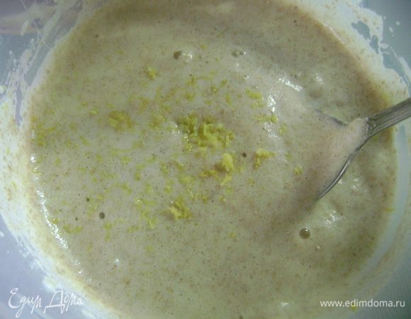 Всыпать лимонную цедру и аккуратно перемешать.