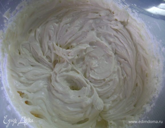 Сливки взбить до устойчивых пик, аккуратно добавить творог. Если творог неоднородной консистенции, протереть через сито. 