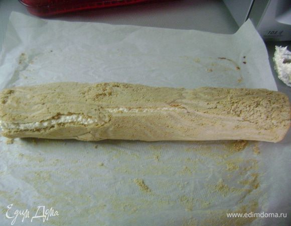 ...и завернуть рулетом. Отправить в холодильник минимум на 2 часа.